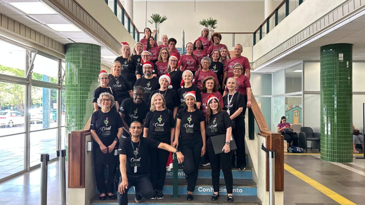 Coral da ASERGHC participa do Natal no Clínicas e leva música a pacientes, mães e crianças