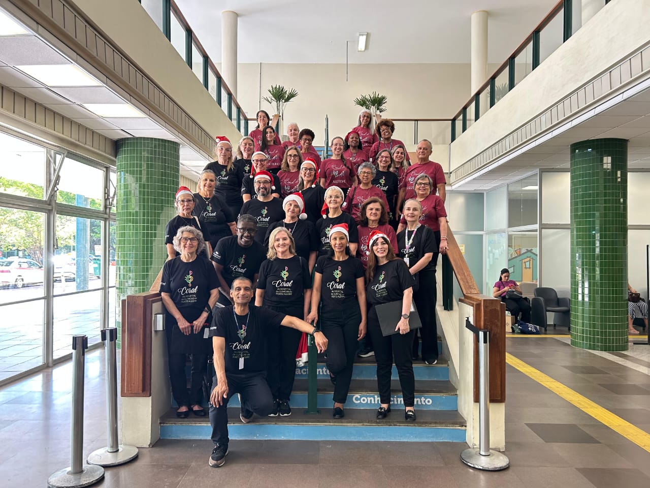 Coral da ASERGHC participa do Natal no Clínicas e leva música a pacientes, mães e crianças